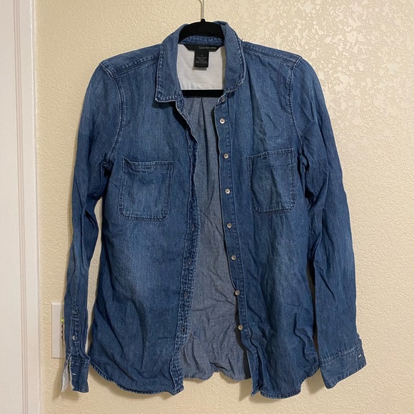 DENIM // button up 💙 - Picture 2 of 5